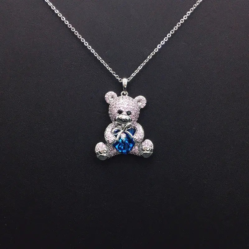 Ravissant Collier Ourson Argenté avec Cristaux Roses et Cœur Bleu Iridescent pour une Douce Élégance au Quotidien