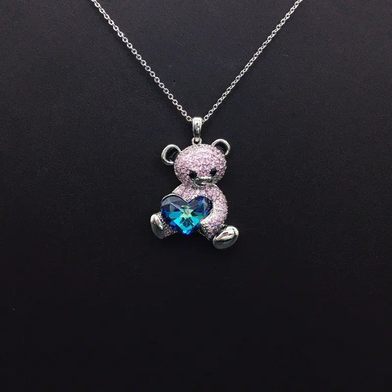 Ravissant Collier Ourson Argenté avec Cristaux Roses et Cœur Bleu Iridescent pour une Douce Élégance au Quotidien