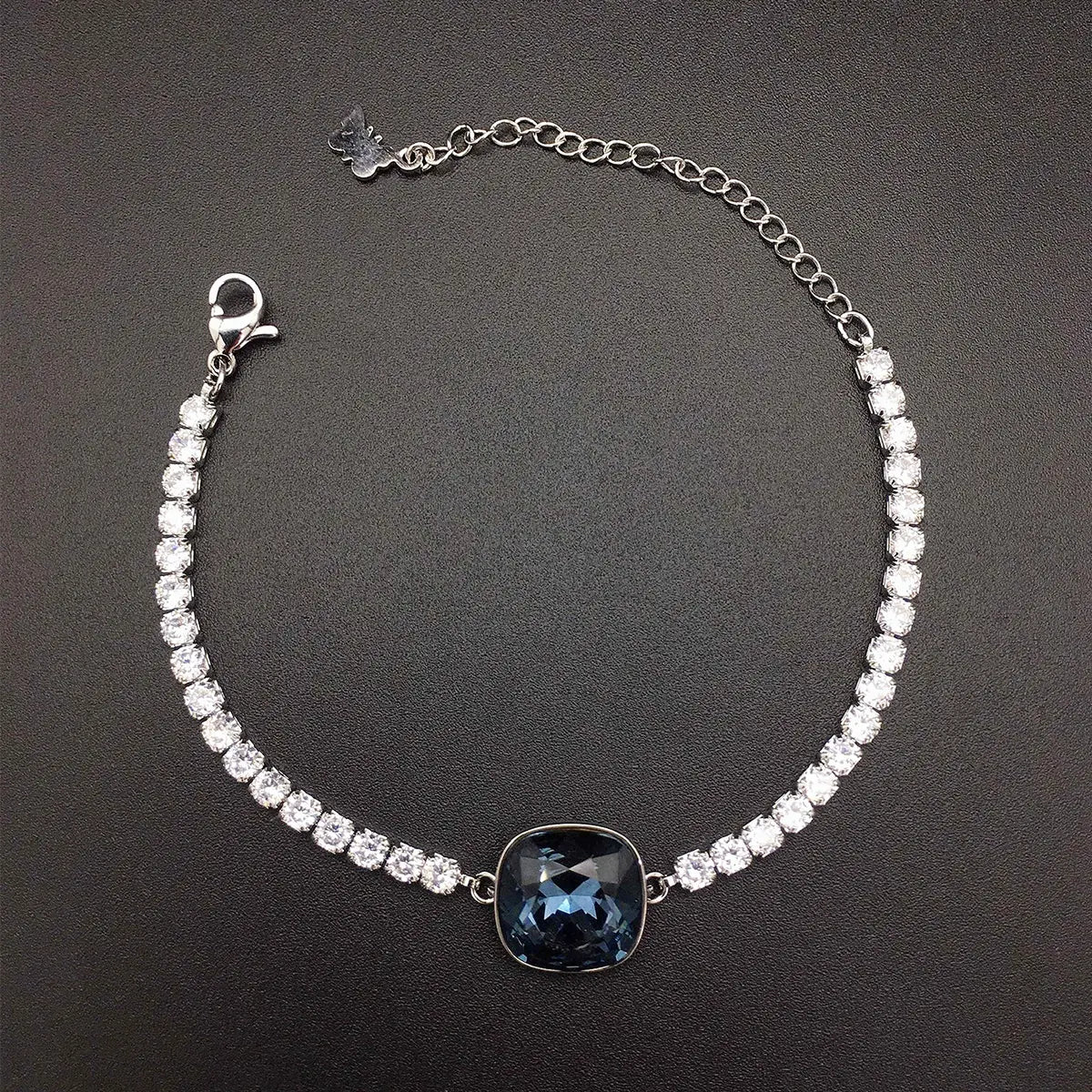 Bracelet autrichien carré en cristal rouge entièrement serti de diamants