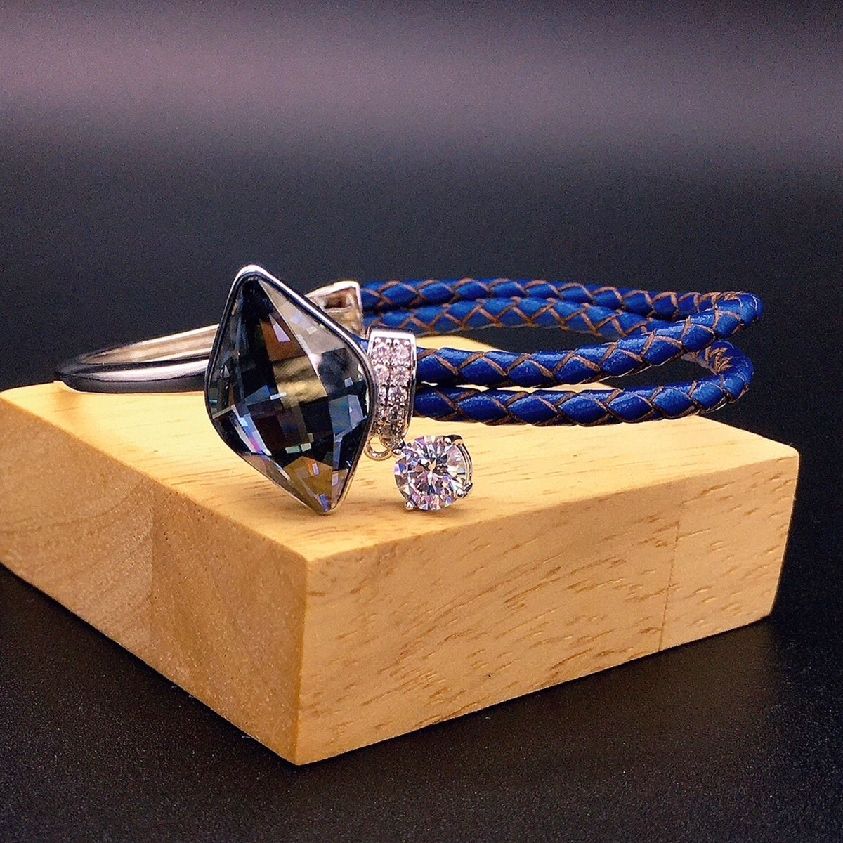 Minimally designed high-end geometric crystal bracelet