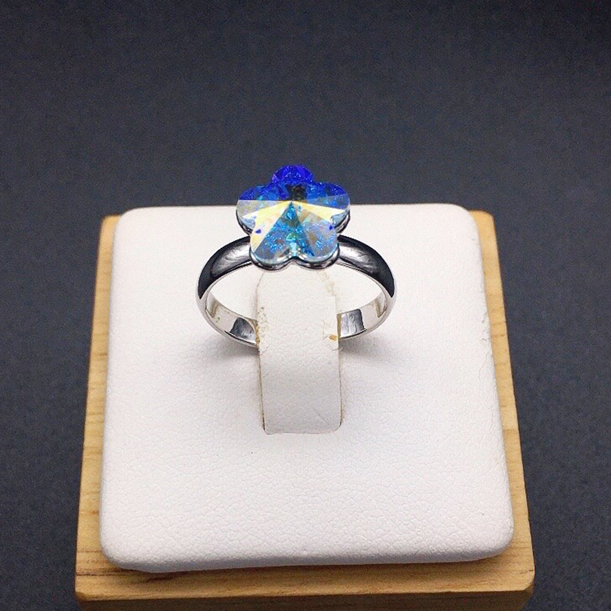 Fashionable and minimalist flower gemstone ring