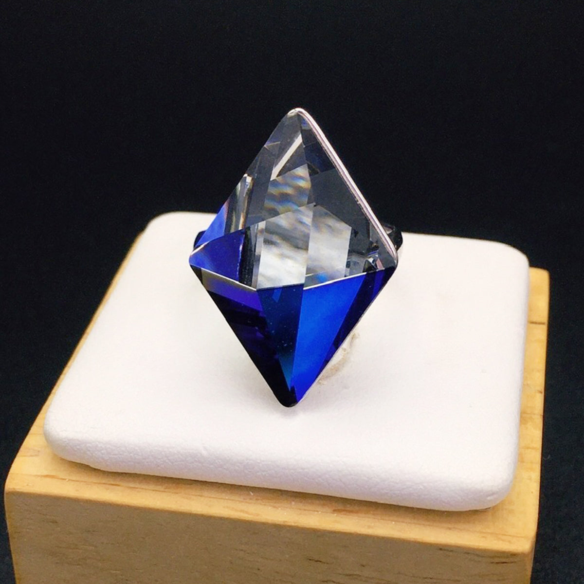 Minimally geometric cut crystal ring