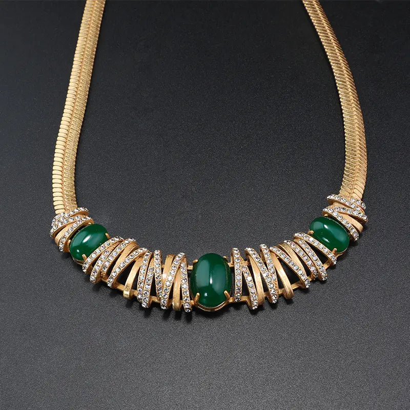 Parure élégante en or et onyx vert pour les galas de prestige