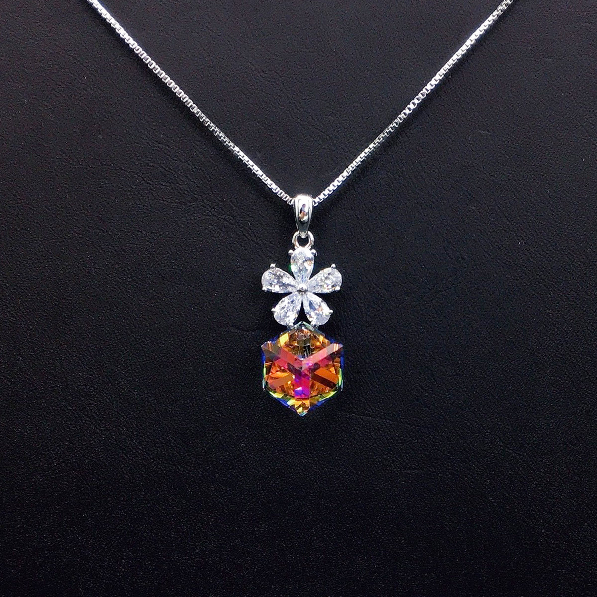 Fashionable flower jumping square crystal pendant