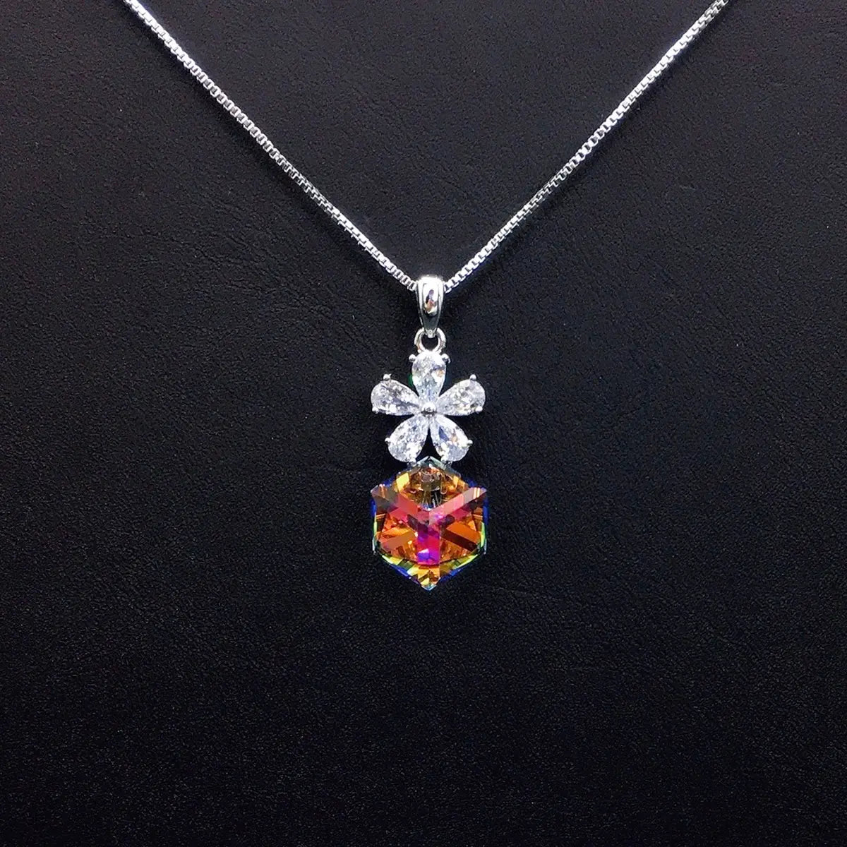 Pendentif carré en cristal sauteur orné de fleurs à la mode
