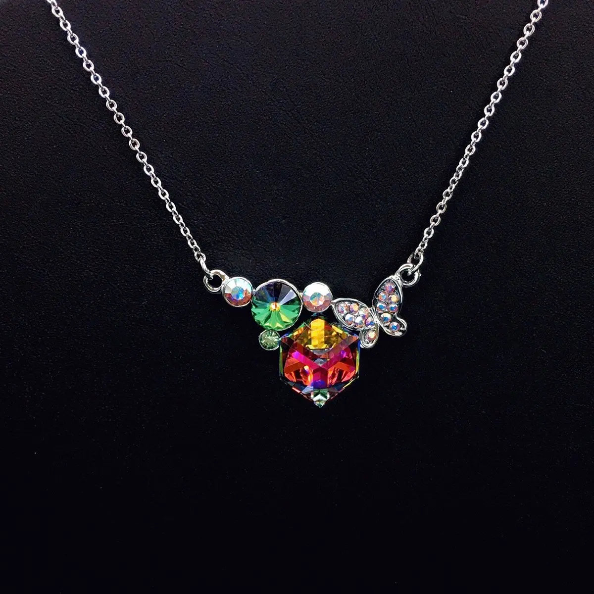 Collier papillon en cristal géométrique personnalisé