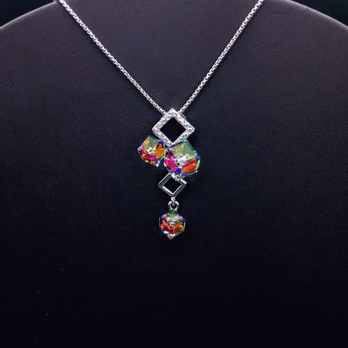 Fashionable blue geometric gemstone necklace