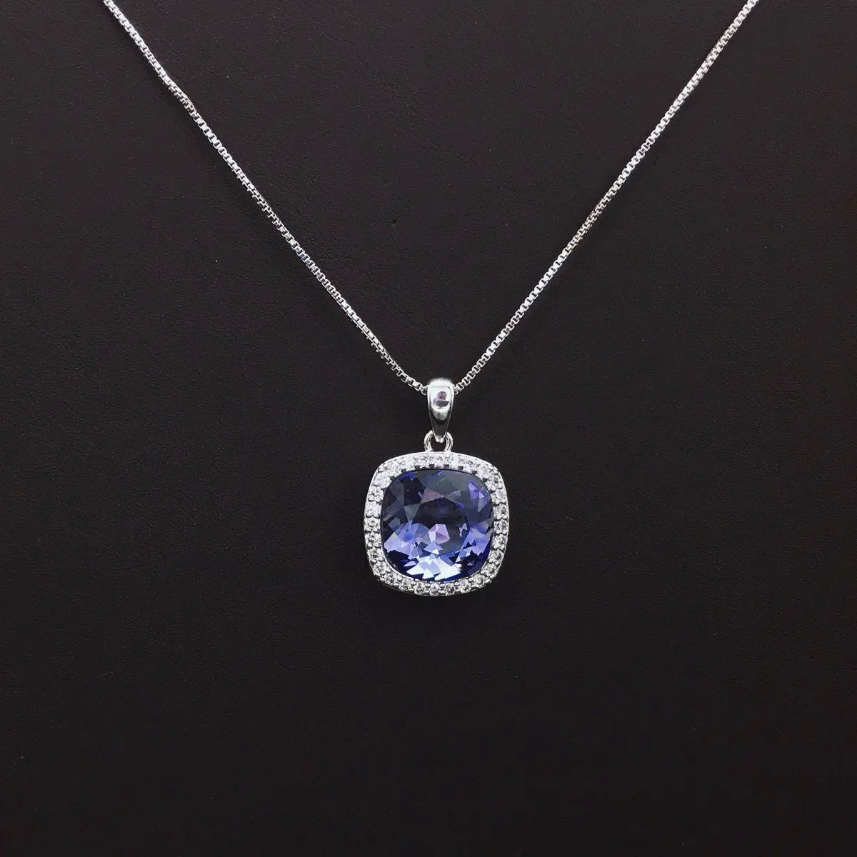 Collier à la mode avec pierres précieuses carrées