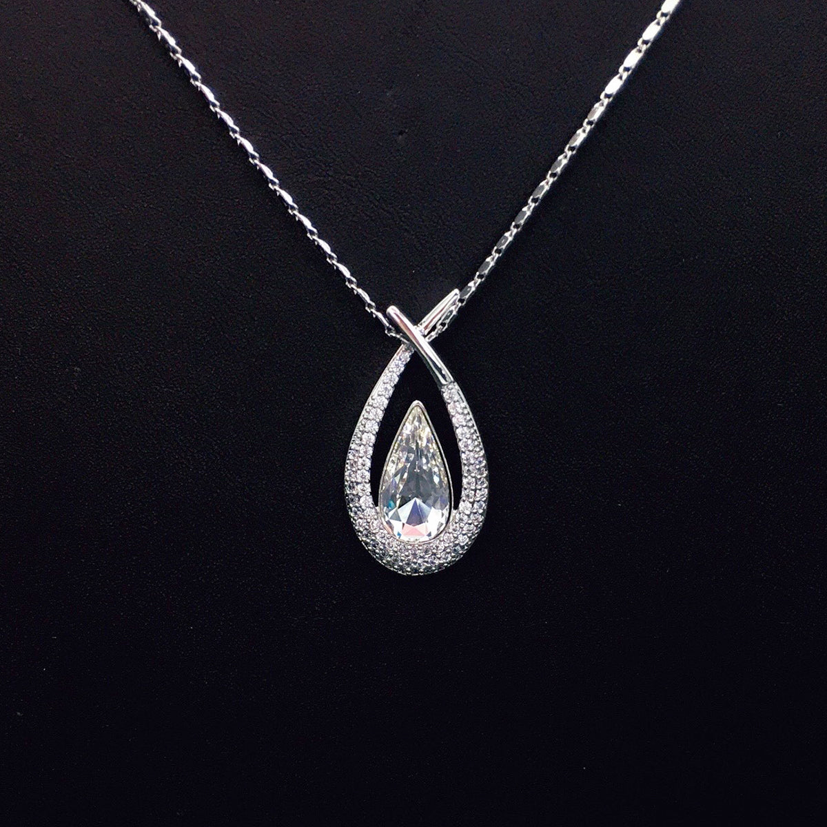 Fashionable droplet shaped diamond studded gemstone necklace
