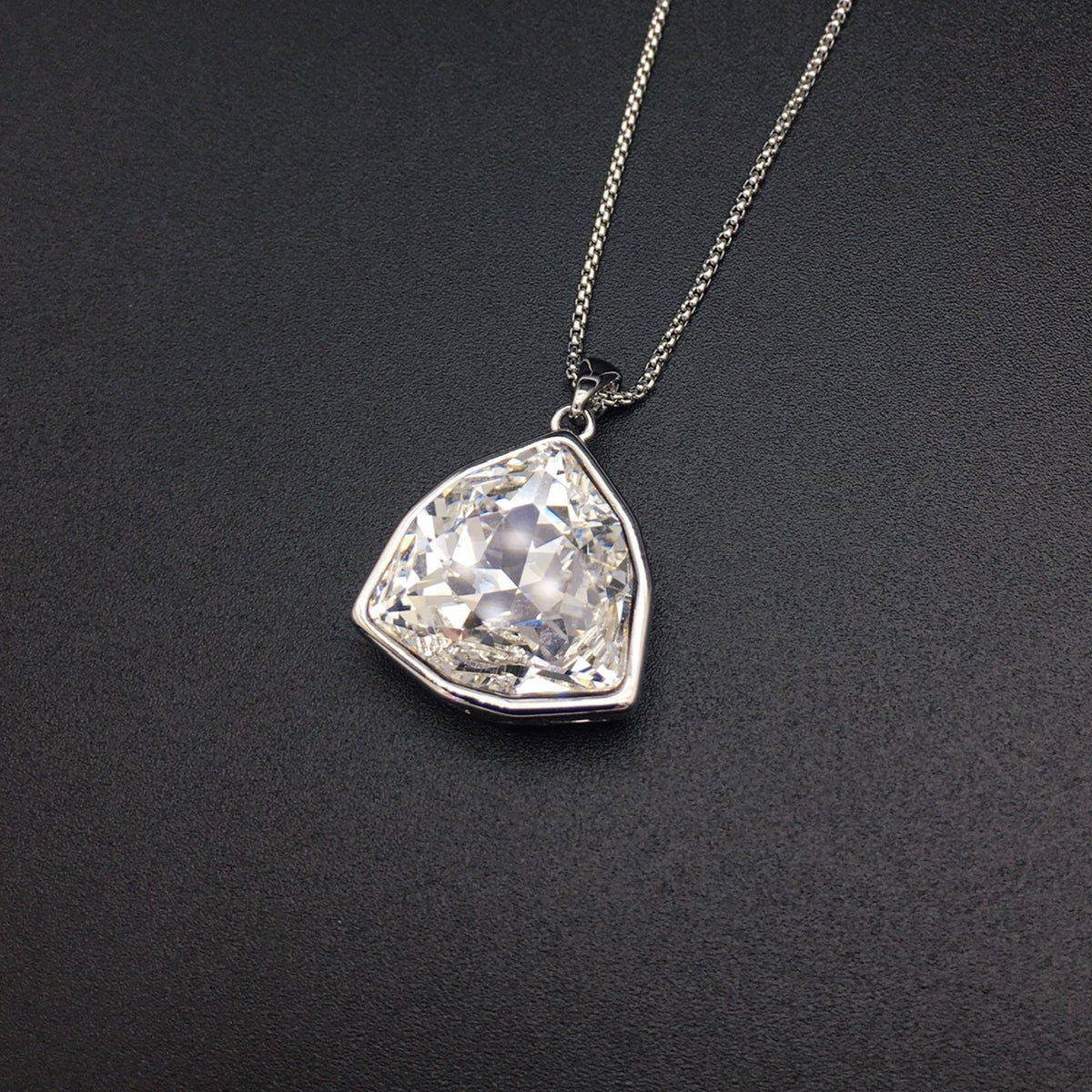 Fashionable and minimalist geometric cut gemstone necklace