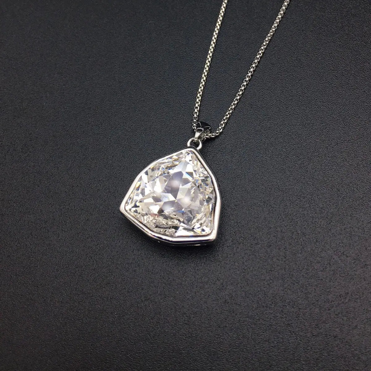 Collier en cristal de luxe Collier de pierres précieuses tendance et minimaliste