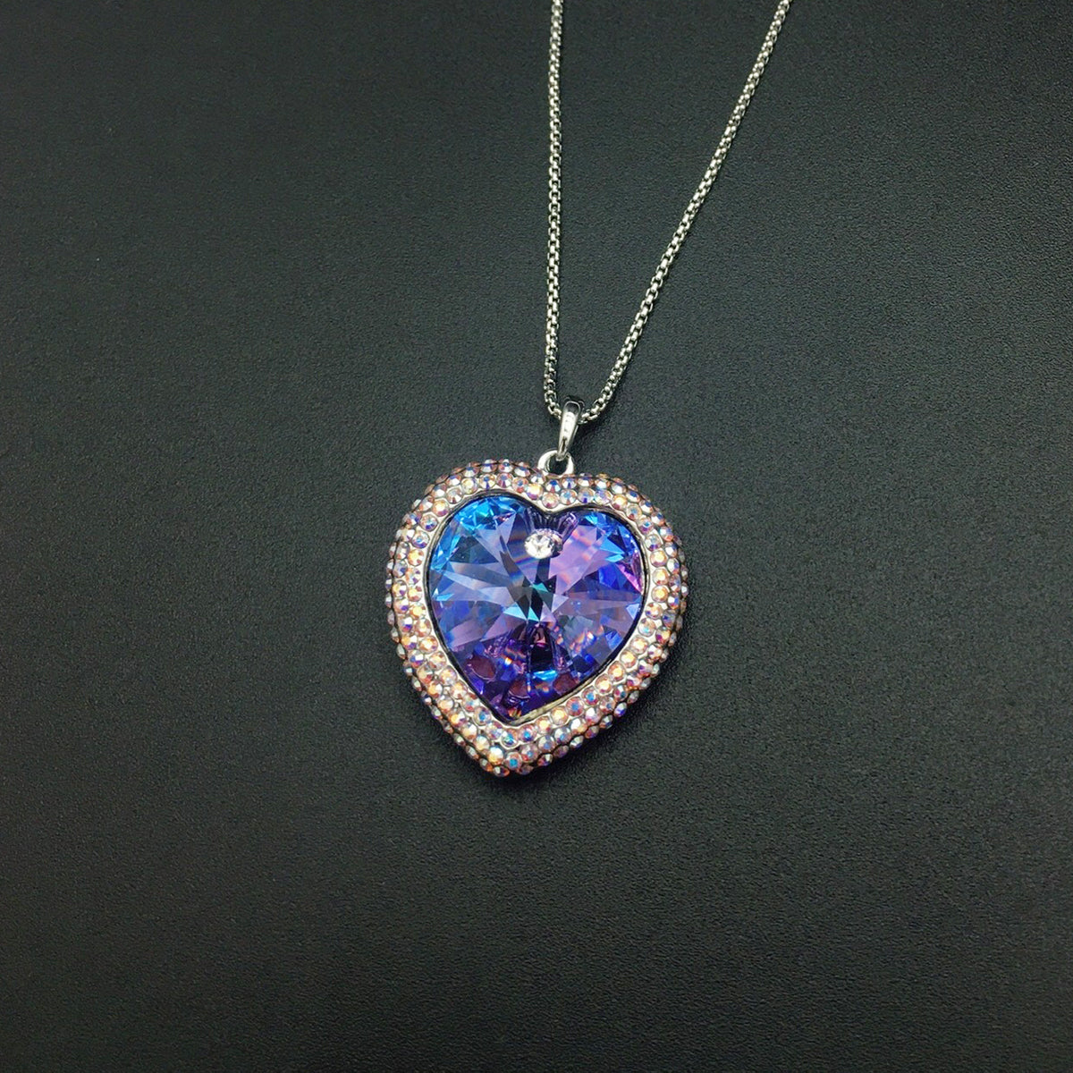 Fashionable and minimalist heart-shaped gemstone necklace
