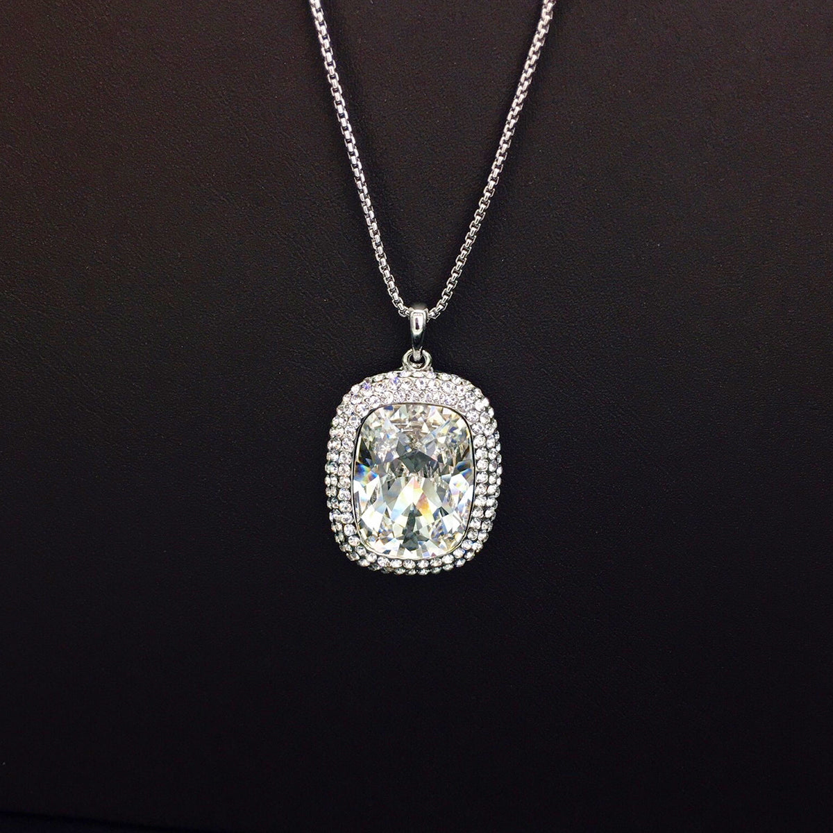 Fashionable and minimalist gemstone necklace