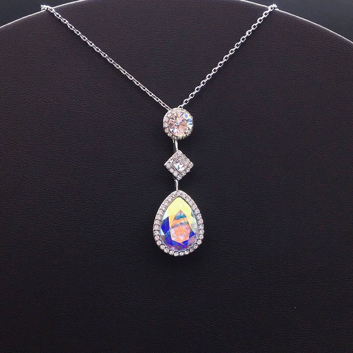 Élégant collier avec pendentif en cristal rose en forme de goutte et design halo