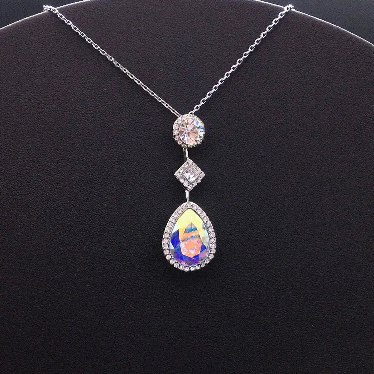 Élégant collier avec pendentif en cristal rose en forme de goutte et design halo