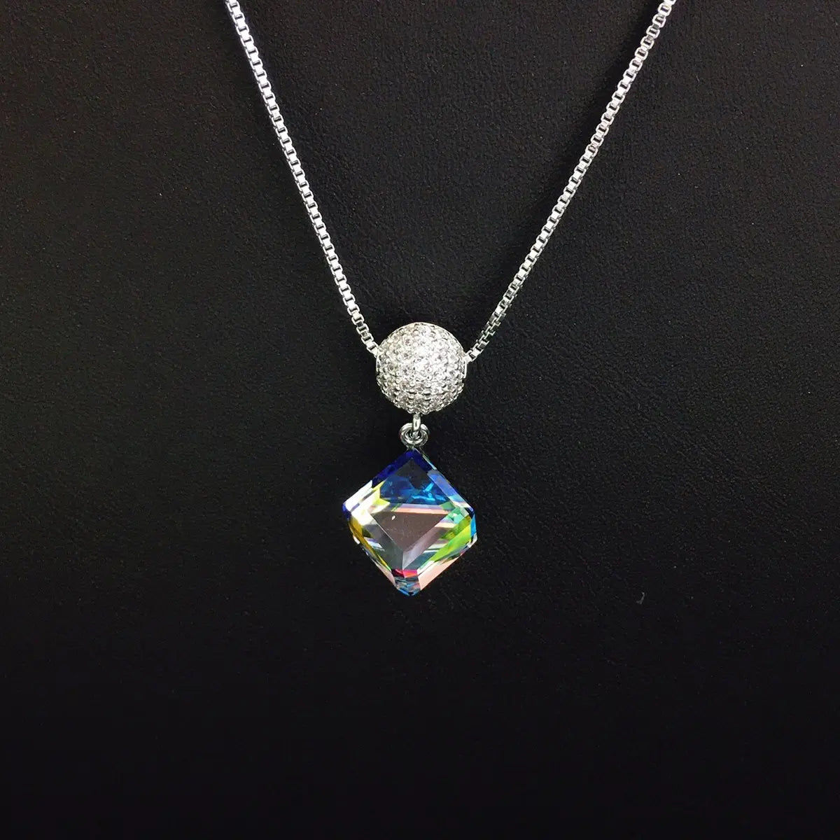 Collier en cristal bleu carré étincelant avec boule strass pour soirées élégantes