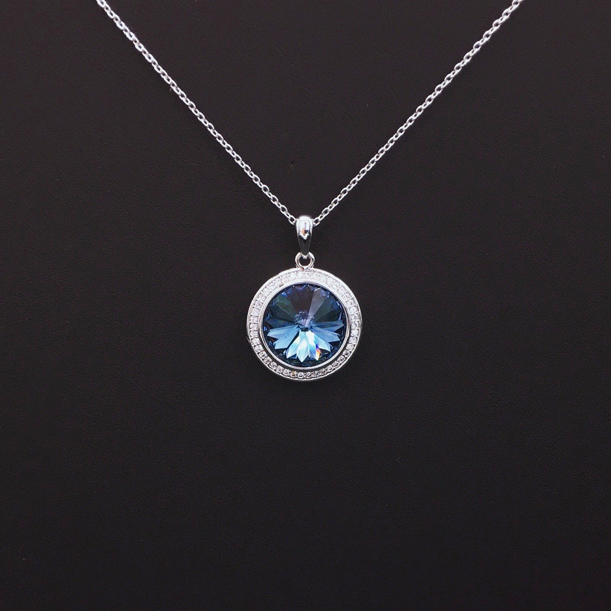 Radiant Round Blue Crystal Halo Necklace for Glamorous Red Carpet Nights