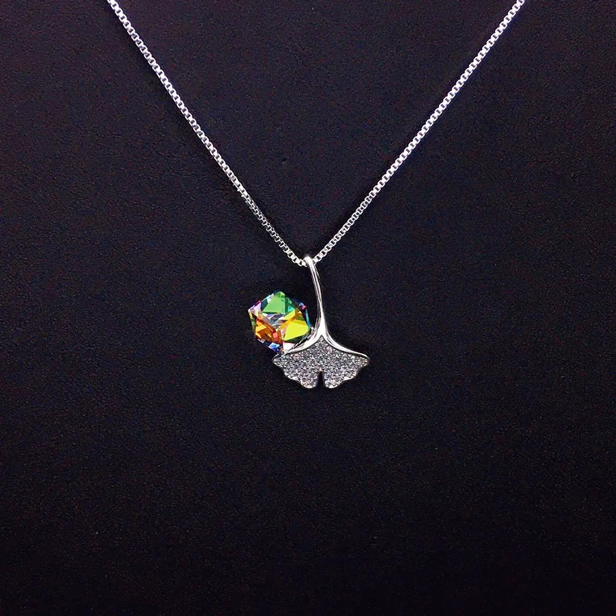 Collier étincelant en cristal bleu avec feuille de ginkgo pour un usage quotidien élégant