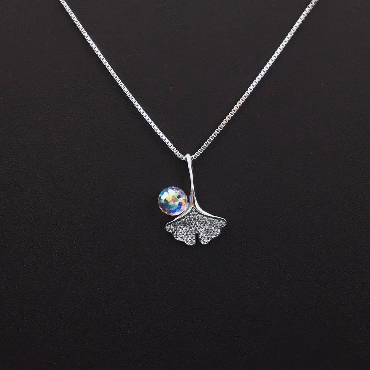 Collier étincelant en cristal bleu avec feuille de ginkgo pour un usage quotidien élégant