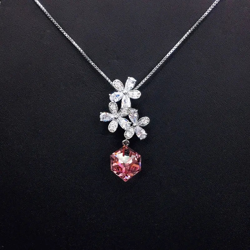 Collier Fleur en Cristal Scintillant avec Pendentif Hexagonal Rose pour Rendez-vous Romantiques