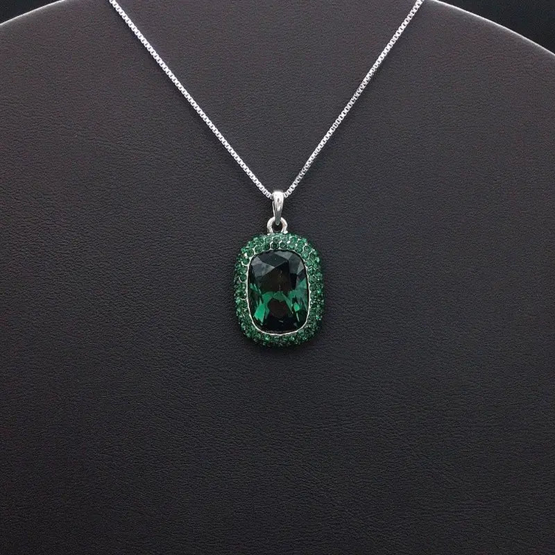 Collier rectangulaire en cristal effet aurore boréale tendance pour sorties décontractées et soirées