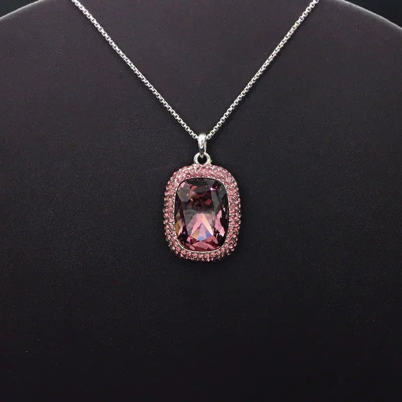 Collier rectangulaire en cristal effet aurore boréale tendance pour sorties décontractées et soirées