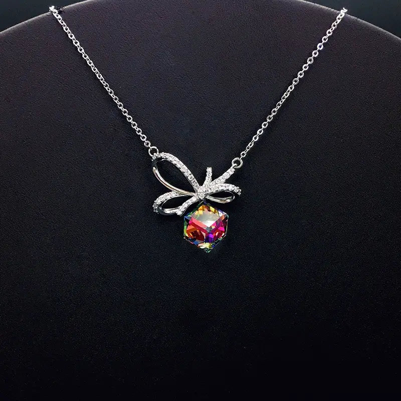 Chic collier doré avec nœud en cristal bleu pour une sophistication au quotidien