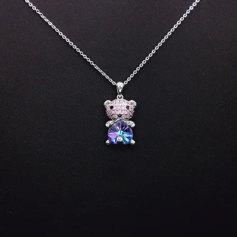Collier ourson tendance avec cristaux roses et bleus pour un style avant-gardiste