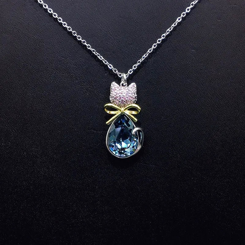Élégant collier pendentif en forme de chat couleur argent avec cristal bleu pour événements formels