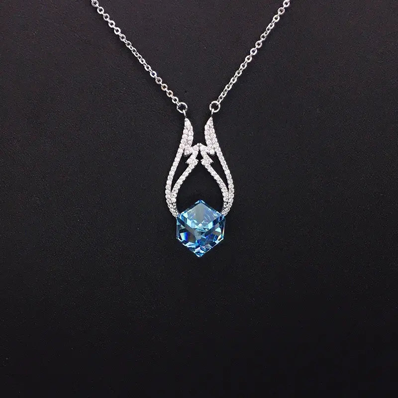 Collier pendentif glamour en cristal bleu avec ornements argentés pour les soirées