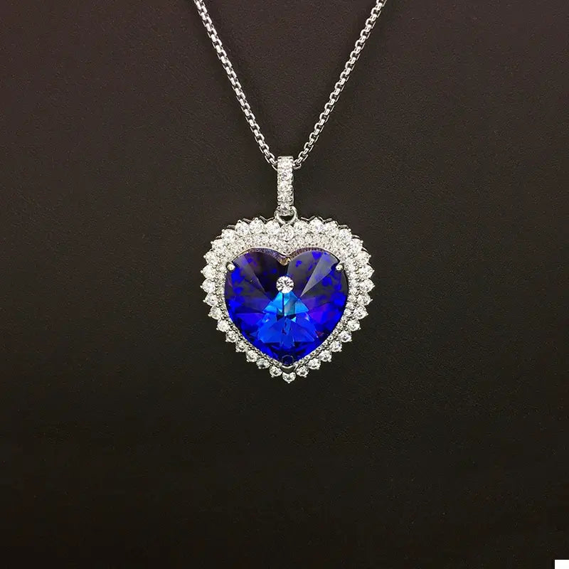 Superbe bijou cœur en cristal argenté et bleu, idéal pour les occasions spéciales