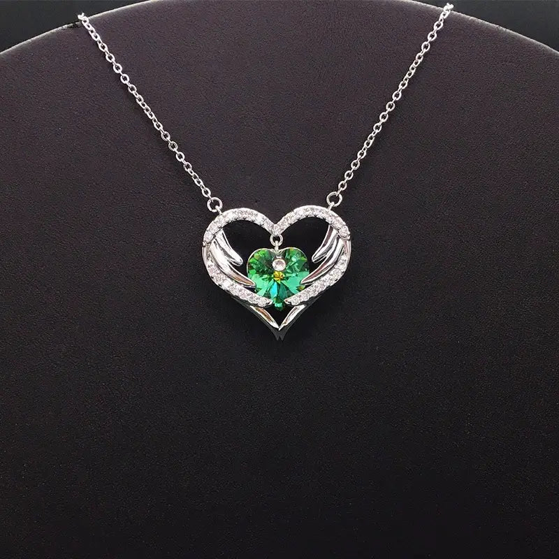 Élégant collier en forme de cœur argenté avec cristal violet et ailes pour galas de soirée
