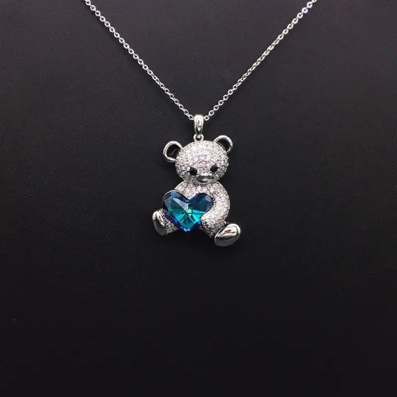 Ravissant Collier Ourson Argenté avec Cristaux Roses et Cœur Bleu Iridescent pour une Douce Élégance au Quotidien