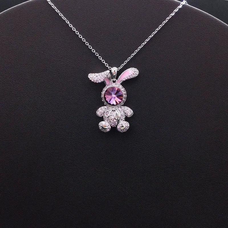 Élégant pendentif lapin argenté avec des accents roses et un visage en cristal bleu pour un style décontracté et enjoué
