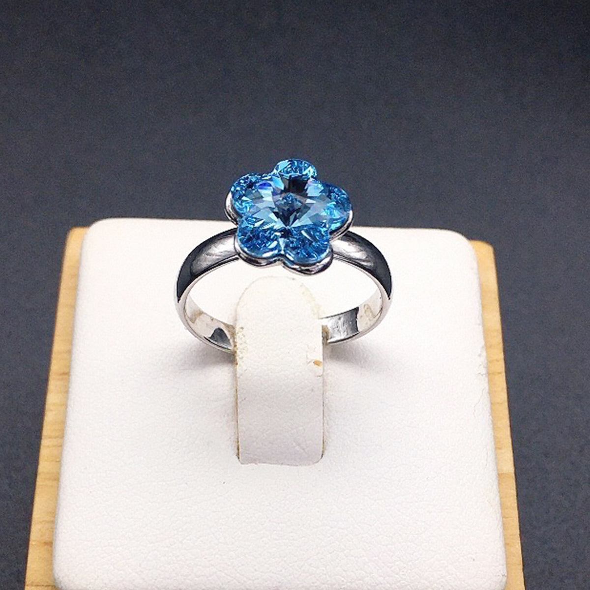 Fashionable and minimalist flower gemstone ring