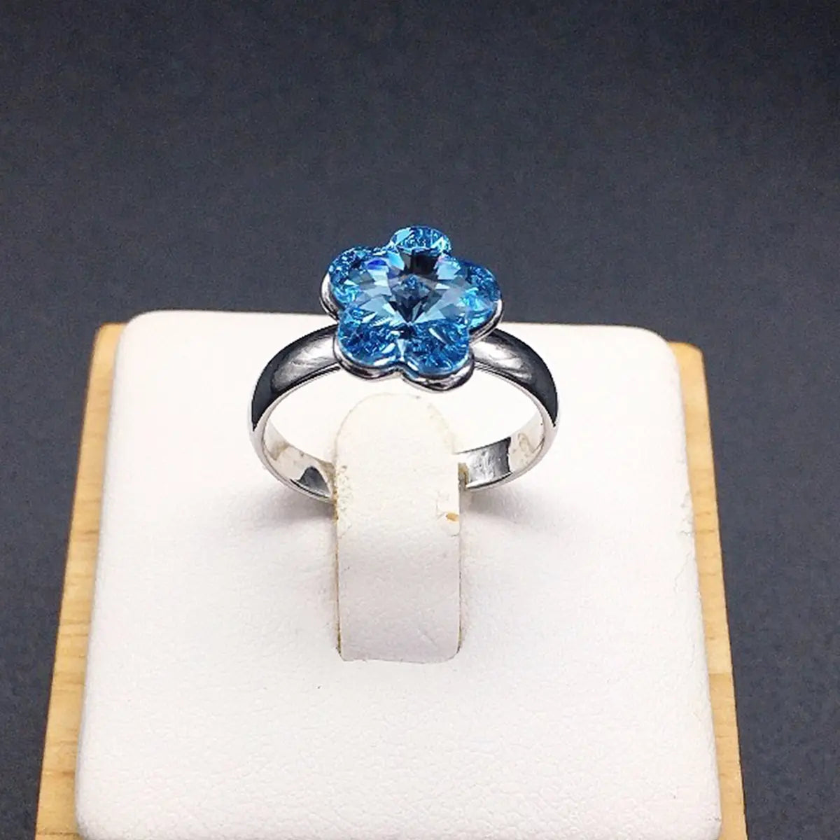 Bague fleur-gemme minimaliste et tendance