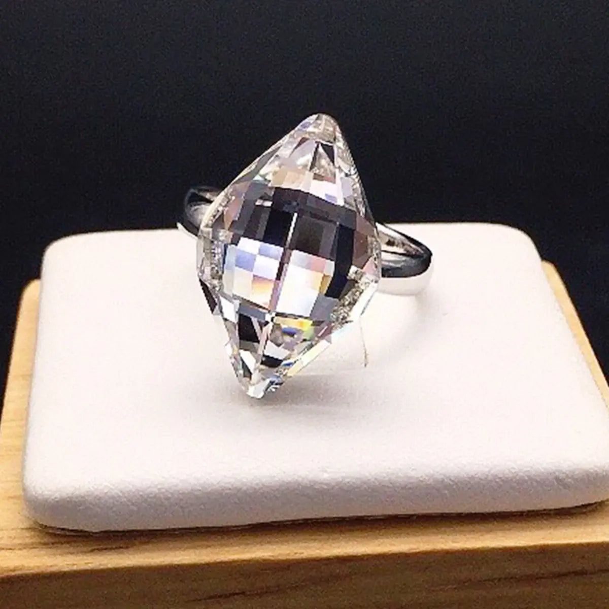 Bague en cristal géométrique simple