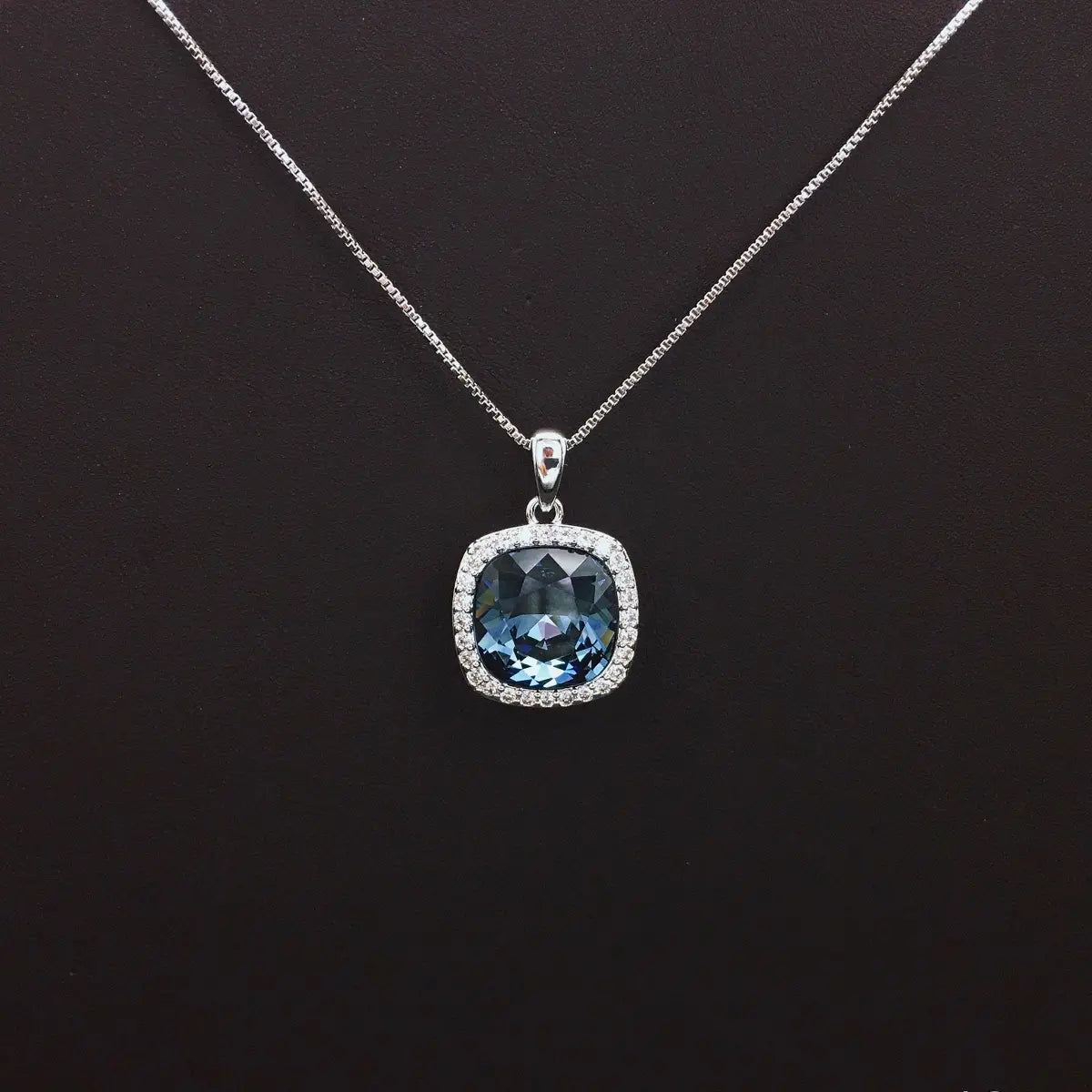 Collier à la mode avec pierres précieuses carrées