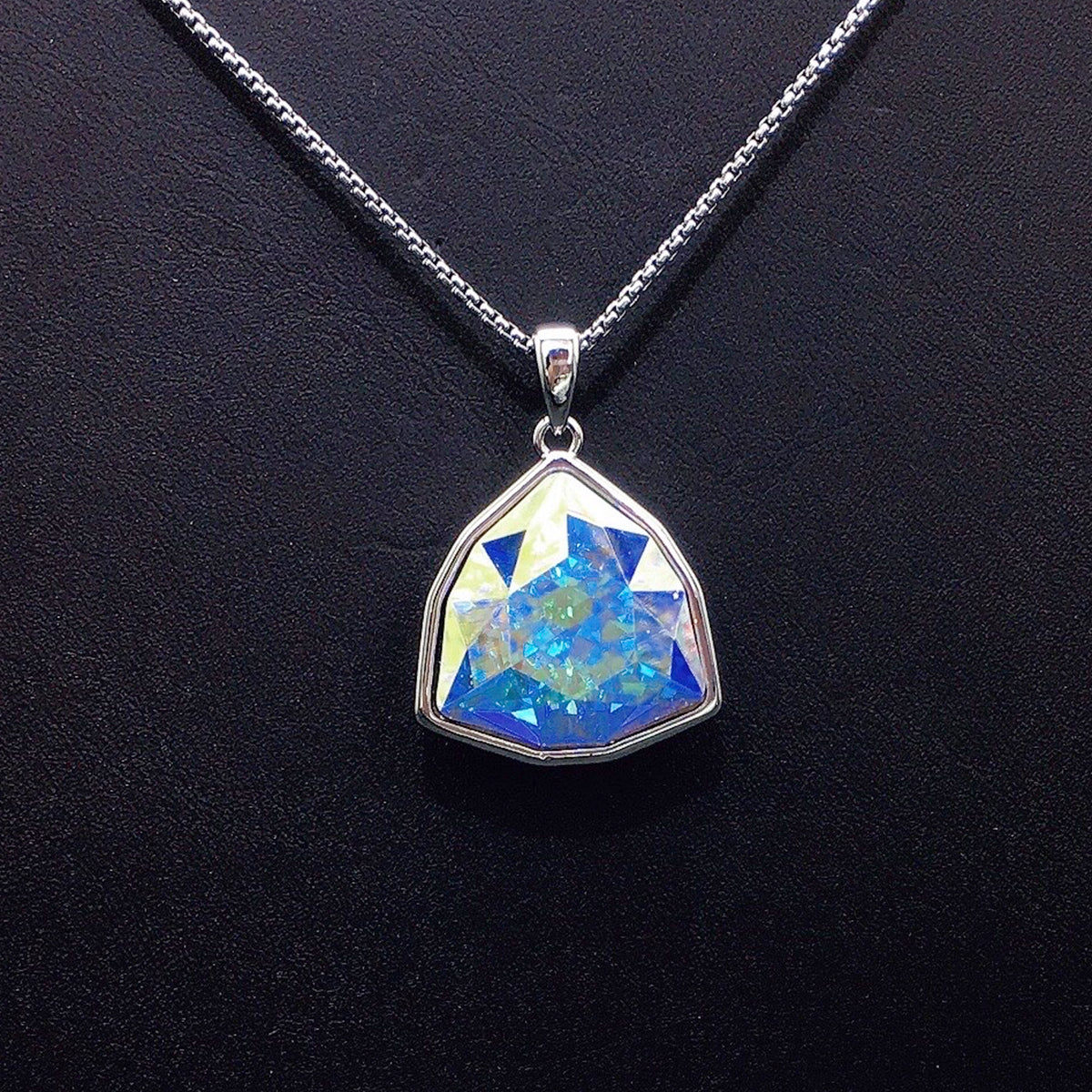 Fashionable and minimalist geometric cut gemstone necklace