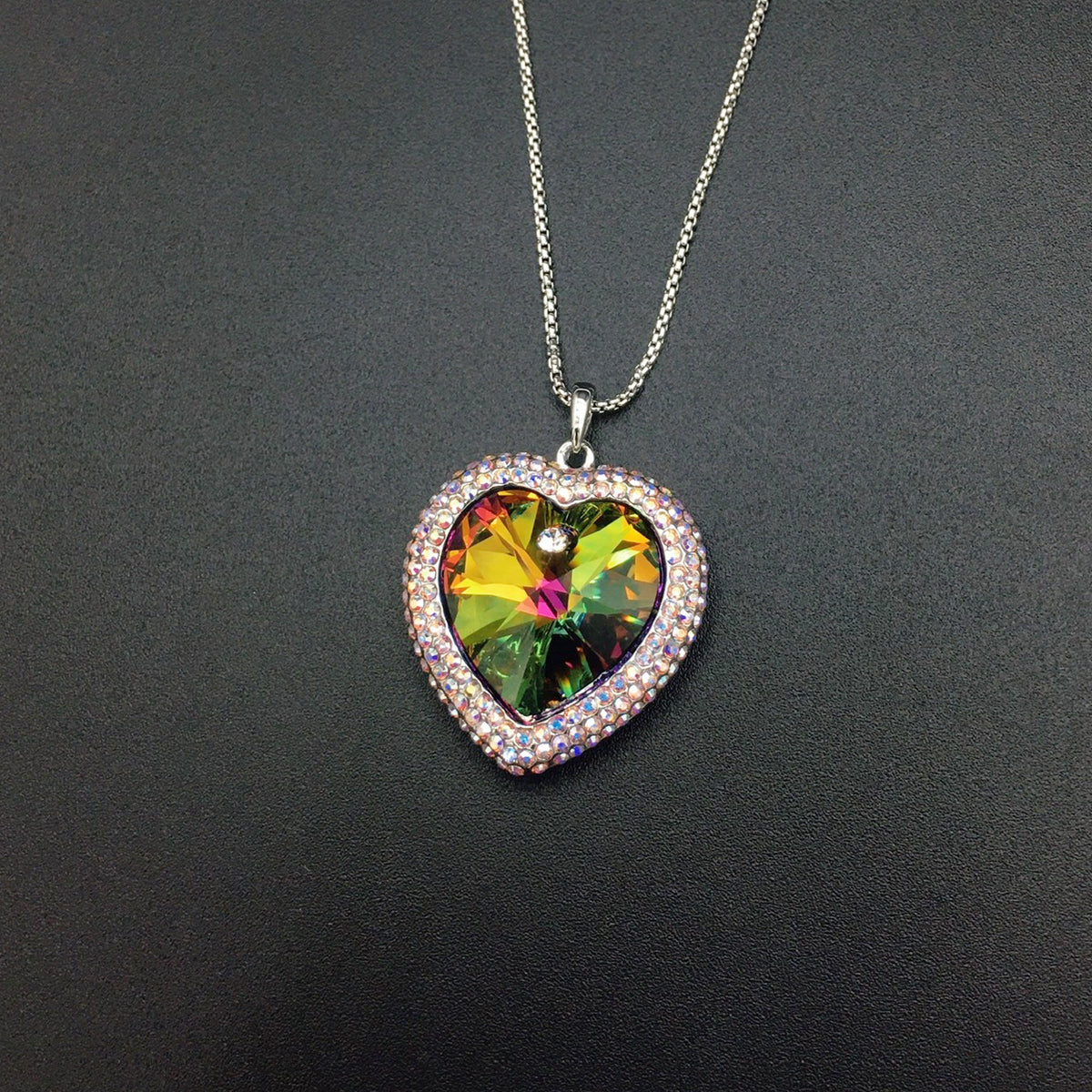 Fashionable and minimalist heart-shaped gemstone necklace