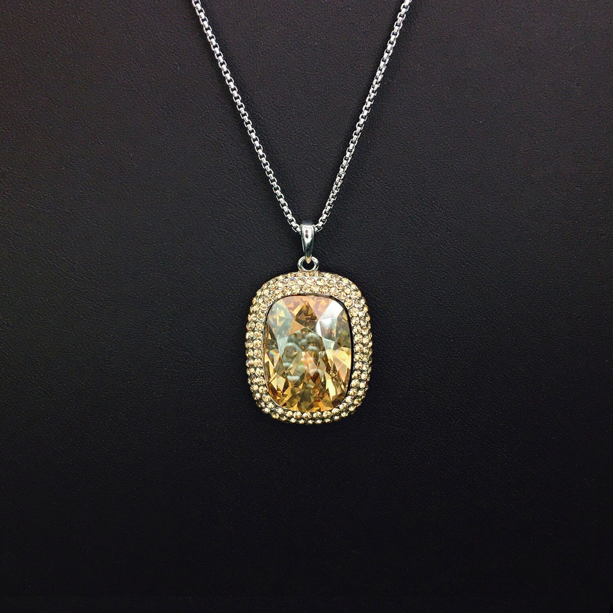 Fashionable and minimalist gemstone necklace