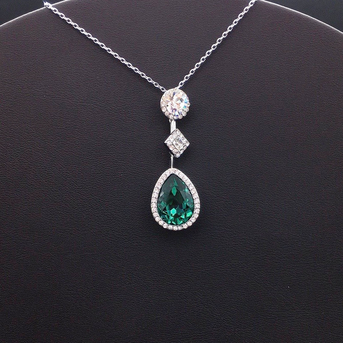 Élégant collier avec pendentif en cristal rose en forme de goutte et design halo