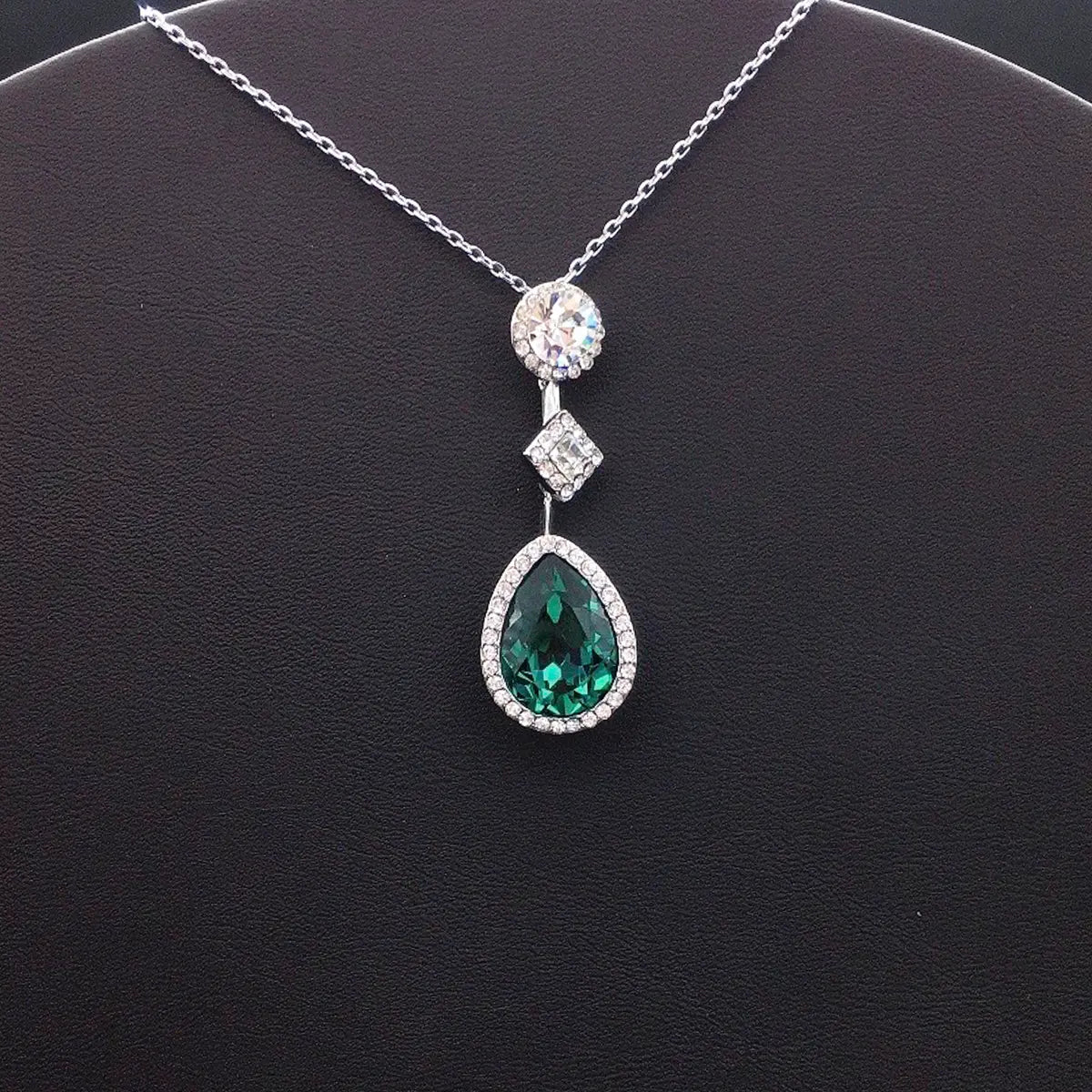 Élégant collier avec pendentif en cristal rose en forme de goutte et design halo