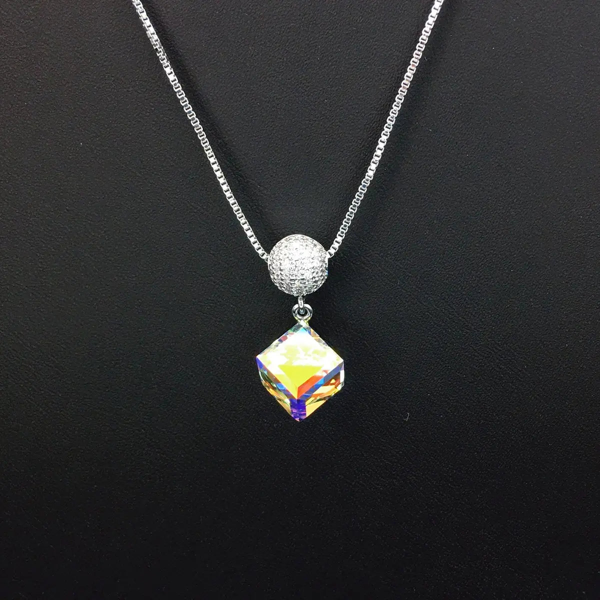 Collier en cristal bleu carré étincelant avec boule strass pour soirées élégantes