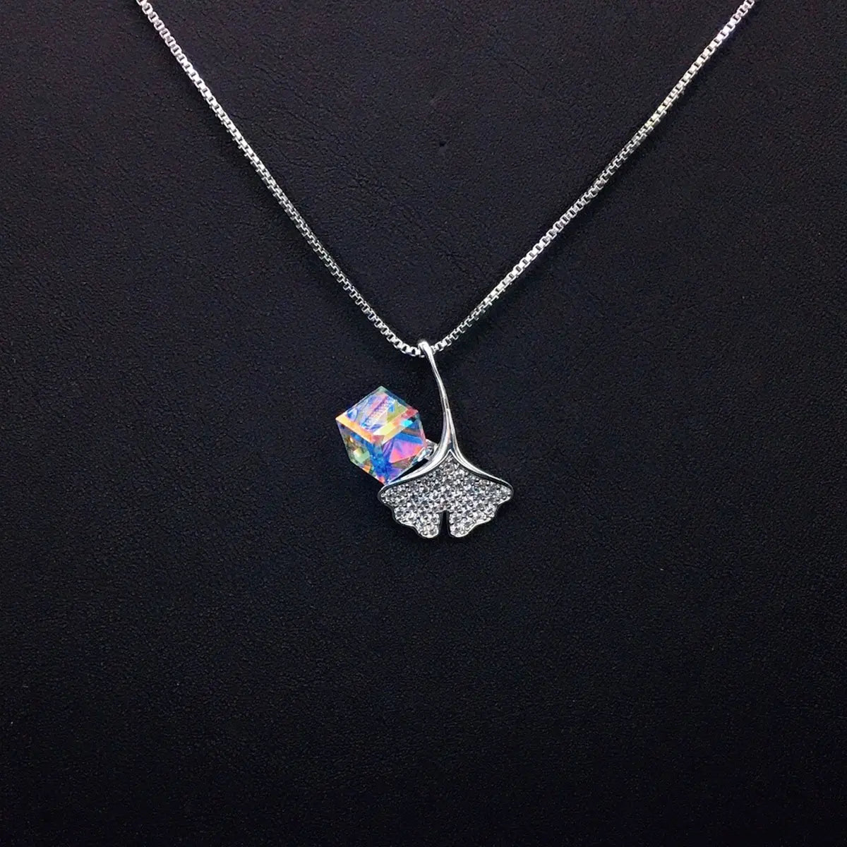 Collier étincelant en cristal bleu avec feuille de ginkgo pour un usage quotidien élégant