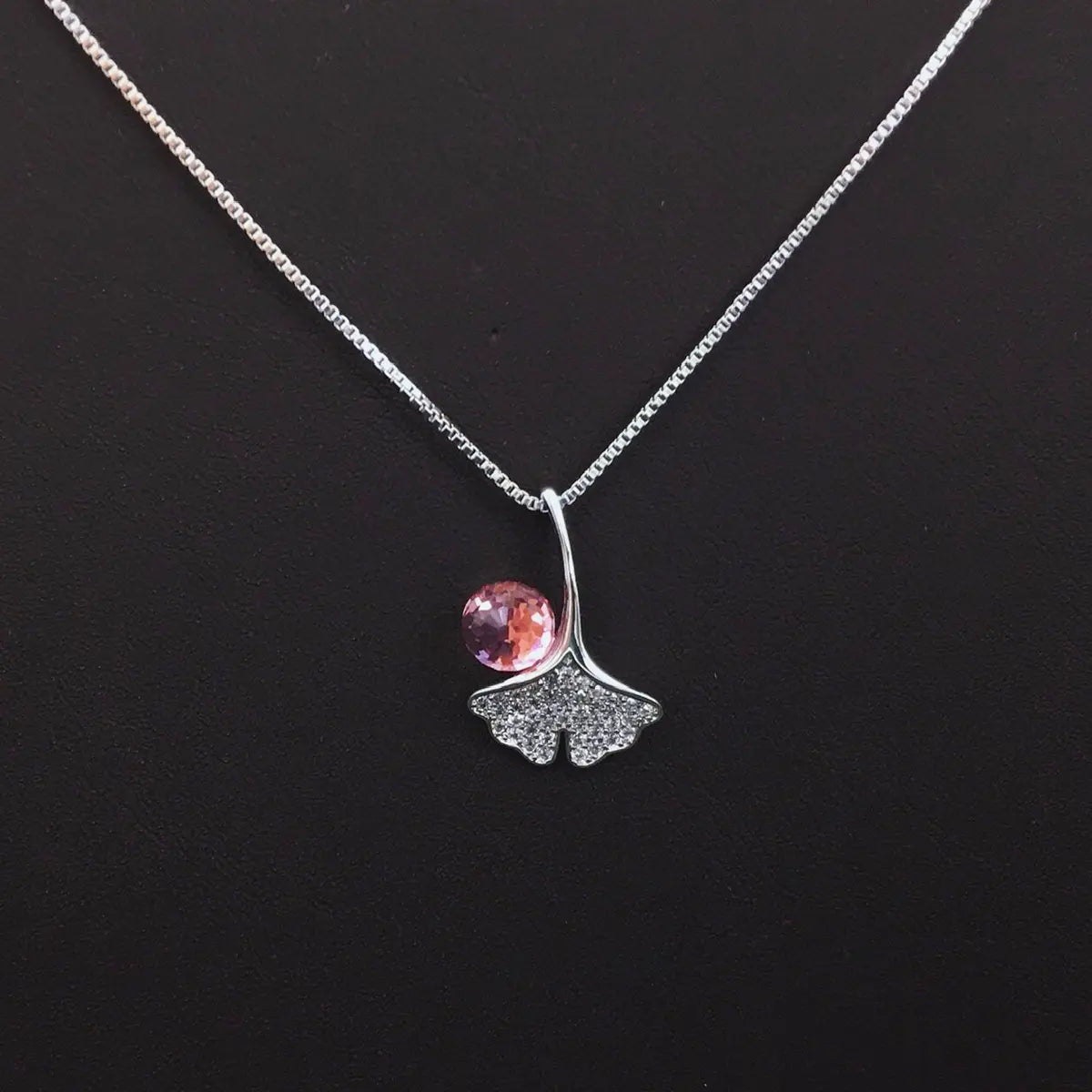Collier étincelant en cristal bleu avec feuille de ginkgo pour un usage quotidien élégant