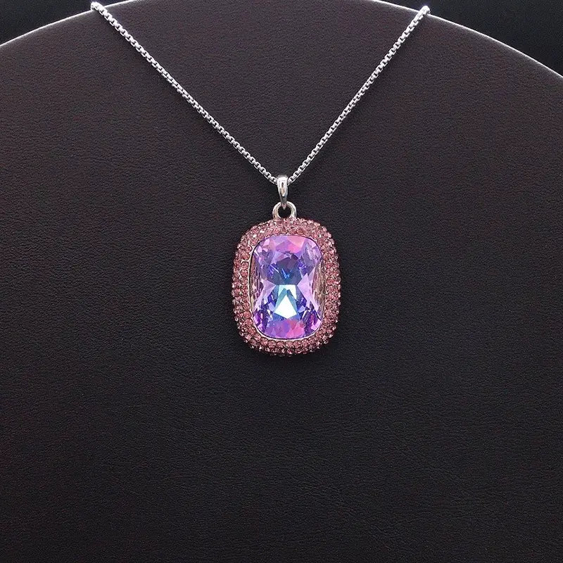 Collier rectangulaire en cristal effet aurore boréale tendance pour sorties décontractées et soirées