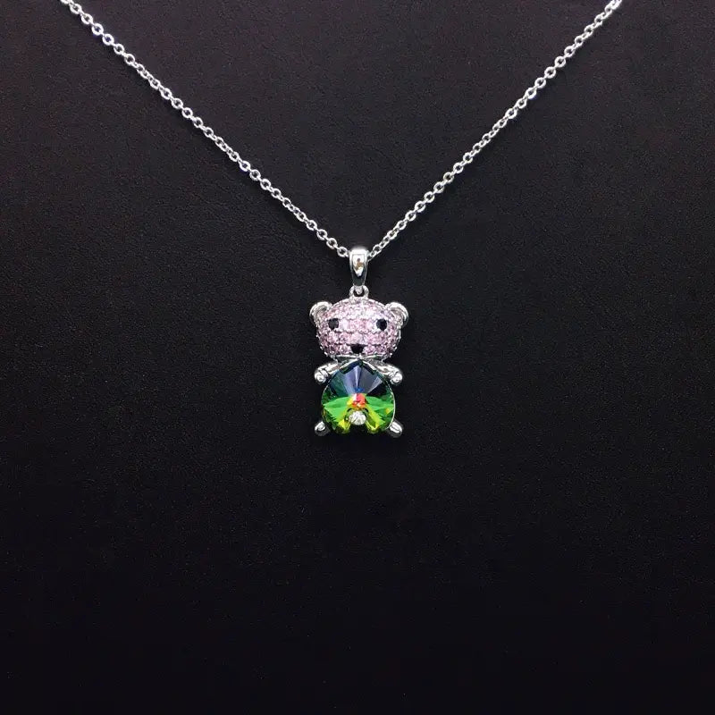 Collier ourson tendance avec cristaux roses et bleus pour un style avant-gardiste