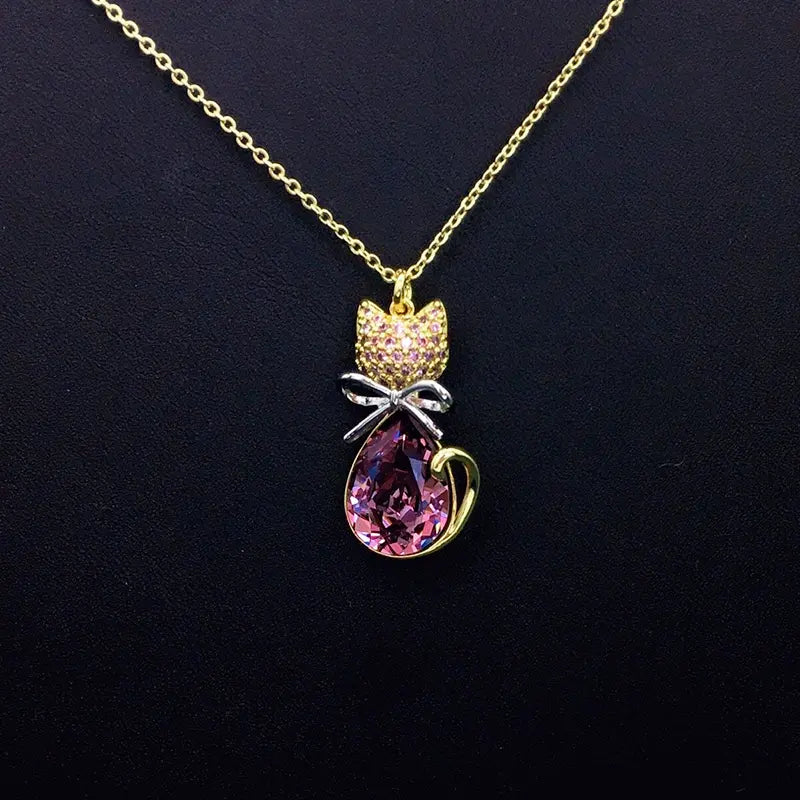 Élégant collier pendentif en forme de chat couleur argent avec cristal bleu pour événements formels