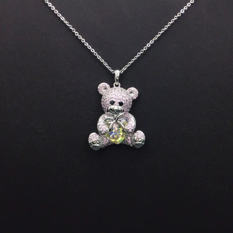 Ravissant Collier Ourson Argenté avec Cristaux Roses et Cœur Bleu Iridescent pour une Douce Élégance au Quotidien